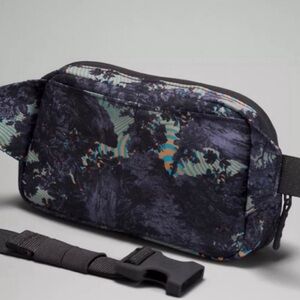 NWT. Lululemon Athletica Mini Belt Bag in Psychedelic Toile Peri Purple